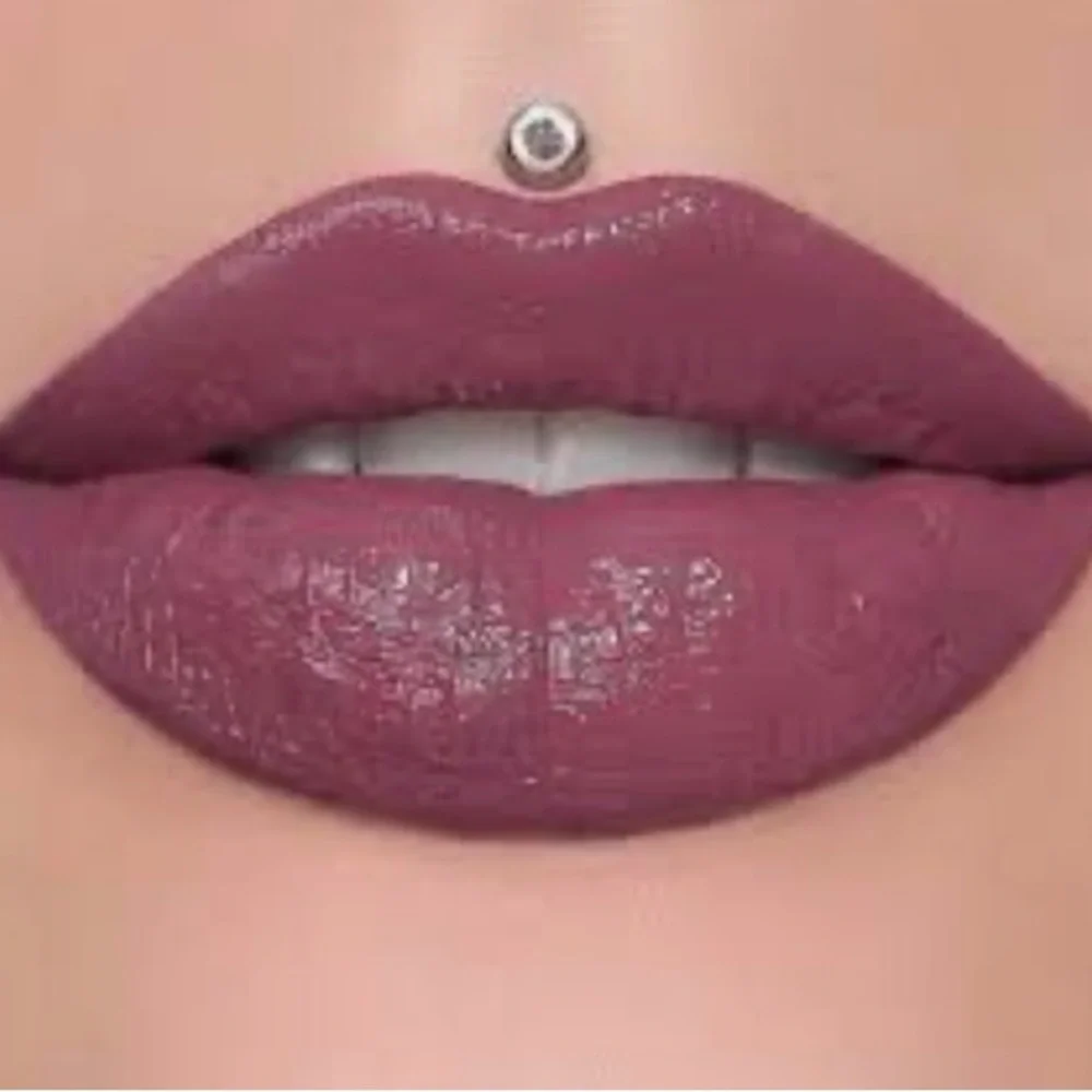 Jeffree Star IMPROPER Supreme Gloss-rich deep berry rose